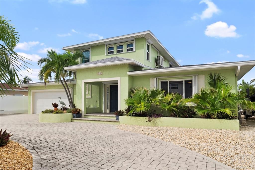 合同活跃: $1,400,000 (3 贝兹, 3 浴室, 2486 平方英尺)