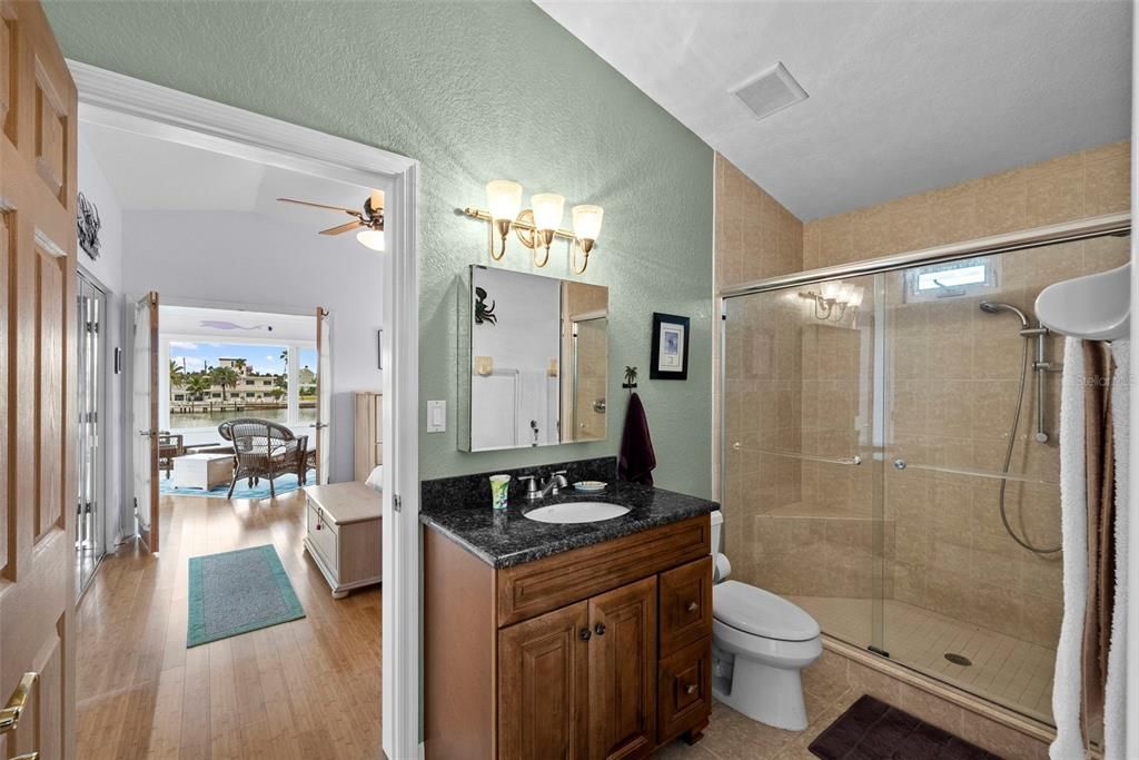 合同活跃: $1,400,000 (3 贝兹, 3 浴室, 2486 平方英尺)