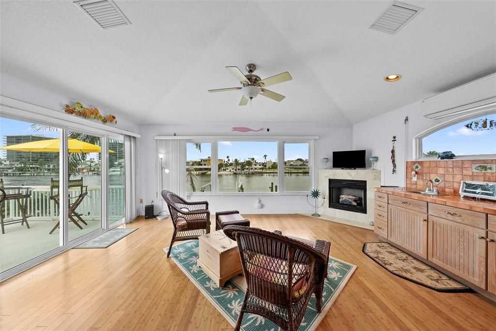 合同活跃: $1,400,000 (3 贝兹, 3 浴室, 2486 平方英尺)