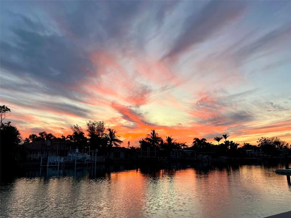 合同活跃: $1,400,000 (3 贝兹, 3 浴室, 2486 平方英尺)