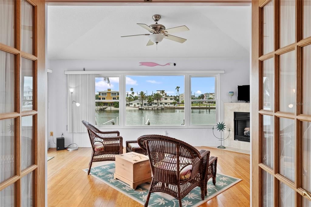 合同活跃: $1,400,000 (3 贝兹, 3 浴室, 2486 平方英尺)