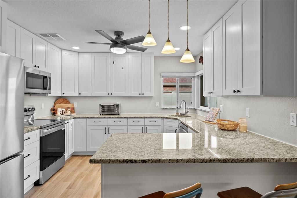 合同活跃: $1,400,000 (3 贝兹, 3 浴室, 2486 平方英尺)