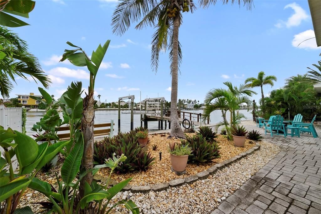 合同活跃: $1,400,000 (3 贝兹, 3 浴室, 2486 平方英尺)