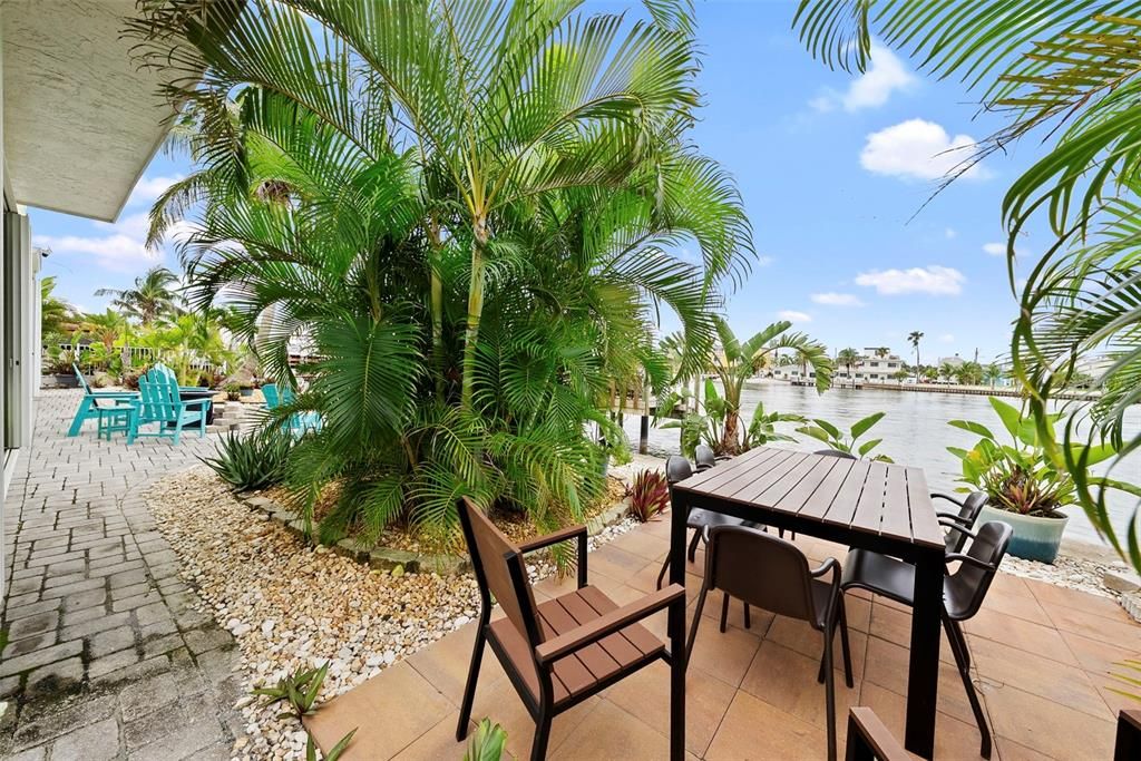 合同活跃: $1,400,000 (3 贝兹, 3 浴室, 2486 平方英尺)