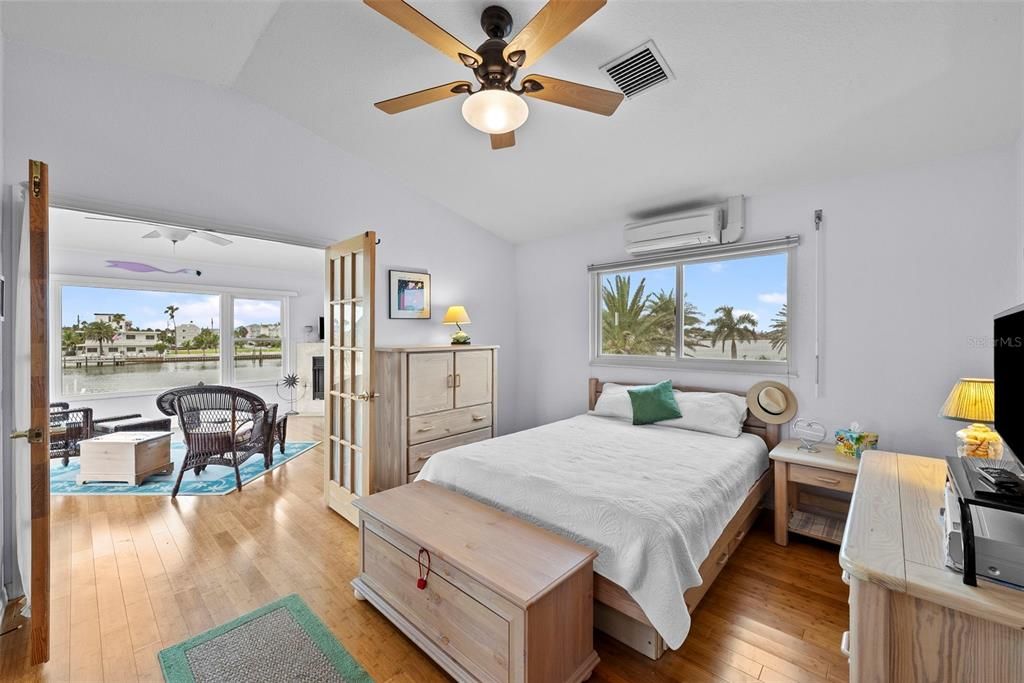 合同活跃: $1,400,000 (3 贝兹, 3 浴室, 2486 平方英尺)