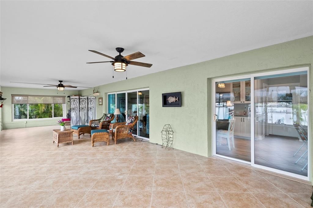 合同活跃: $1,400,000 (3 贝兹, 3 浴室, 2486 平方英尺)