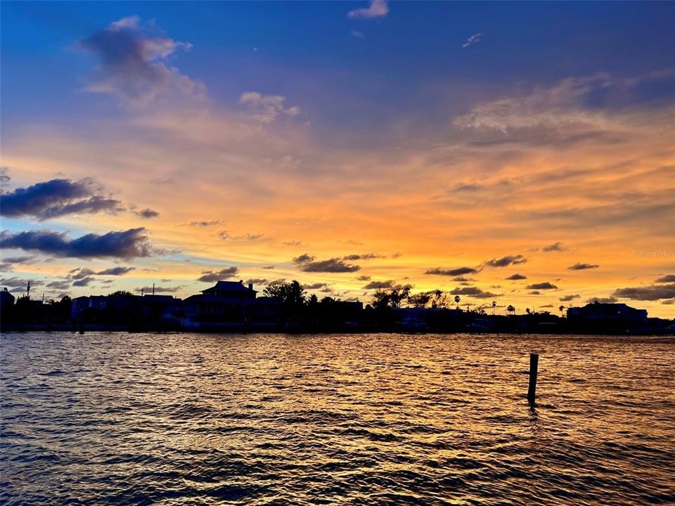 合同活跃: $1,400,000 (3 贝兹, 3 浴室, 2486 平方英尺)