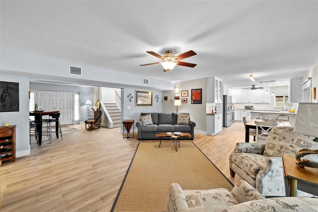 合同活跃: $1,400,000 (3 贝兹, 3 浴室, 2486 平方英尺)