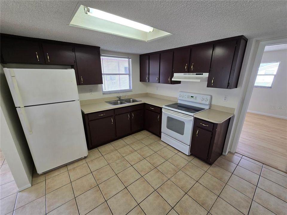 For Rent: $1,350 (2 beds, 1 baths, 785 Square Feet)