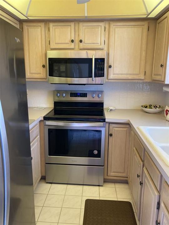 合同活跃: $85,000 (1 贝兹, 1 浴室, 725 平方英尺)