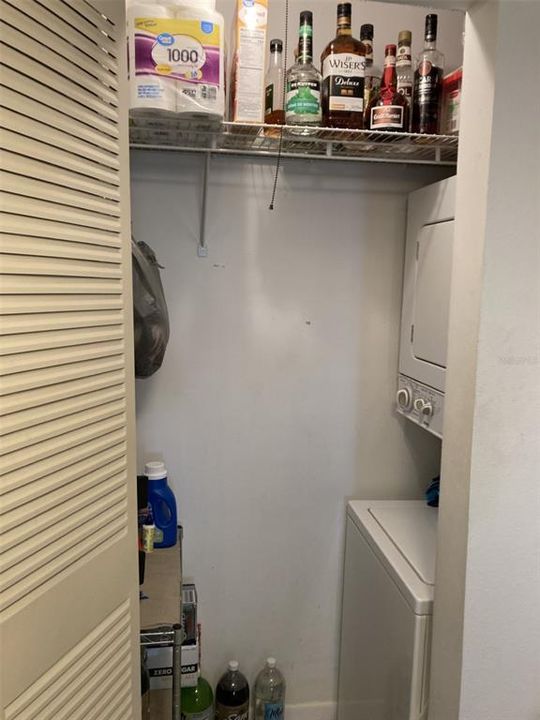 合同活跃: $85,000 (1 贝兹, 1 浴室, 725 平方英尺)