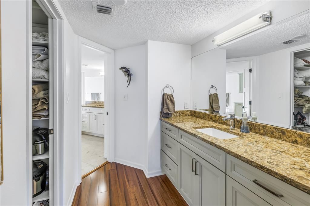 待售: $1,198,000 (2 贝兹, 3 浴室, 2460 平方英尺)