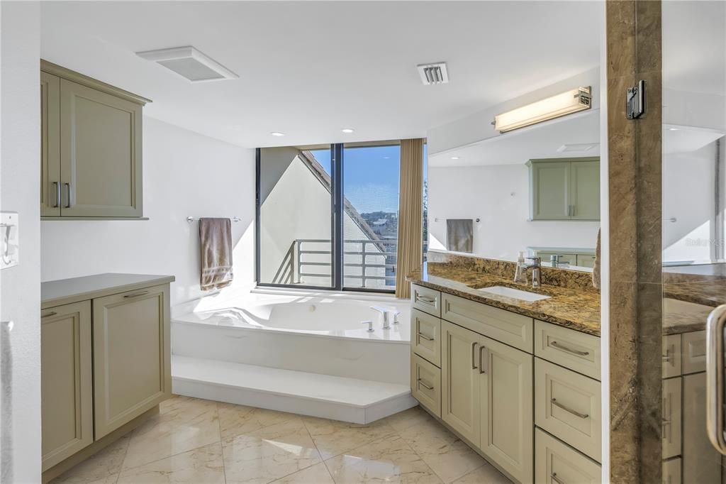 待售: $1,198,000 (2 贝兹, 3 浴室, 2460 平方英尺)