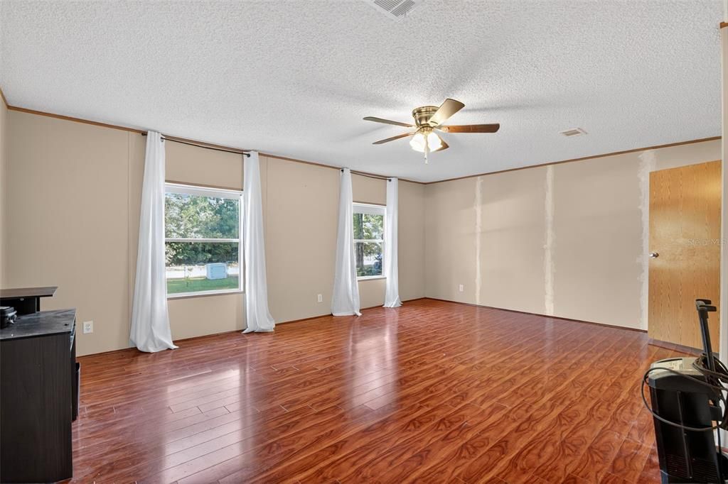 На продажу: $250,000 (4 спален, 2 ванн, 2280 Квадратных фут)