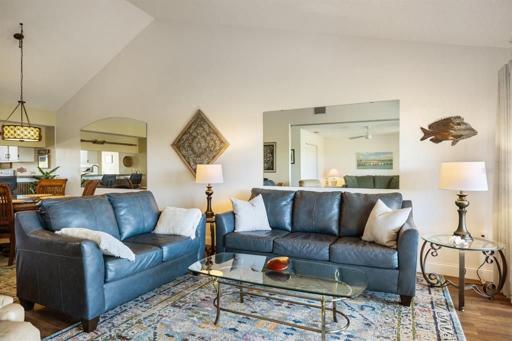 待售: $215,000 (2 贝兹, 2 浴室, 1092 平方英尺)