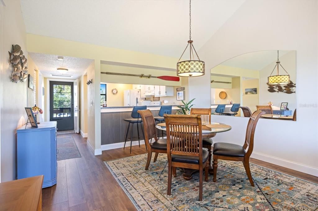 待售: $215,000 (2 贝兹, 2 浴室, 1092 平方英尺)