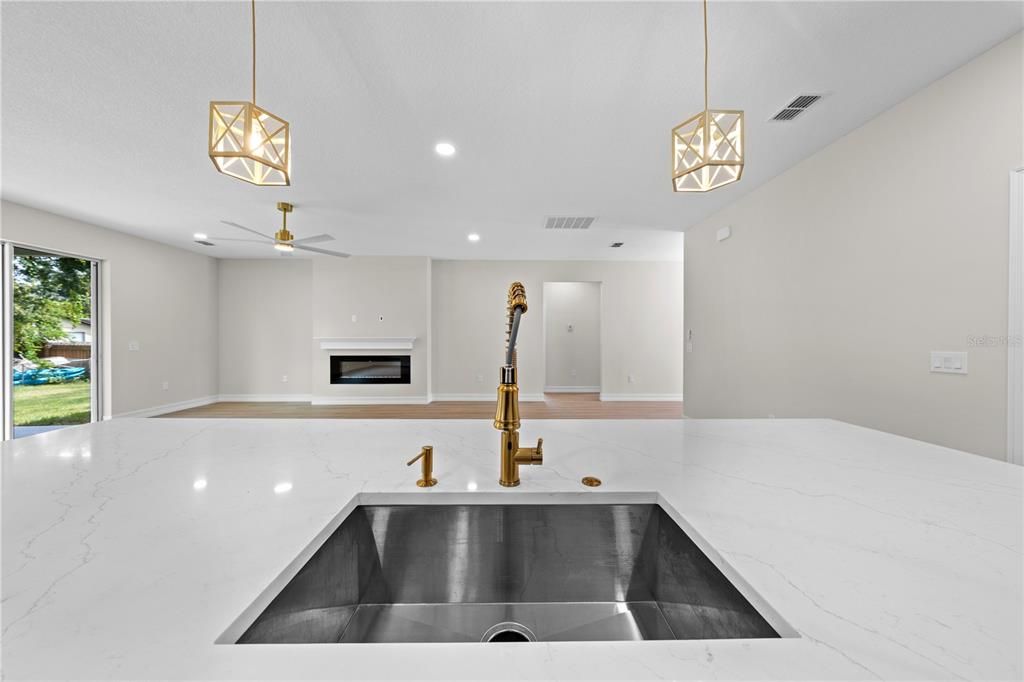 Под контрактом: $455,000 (4 спален, 2 ванн, 2027 Квадратных фут)