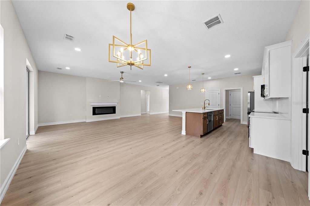 Под контрактом: $455,000 (4 спален, 2 ванн, 2027 Квадратных фут)