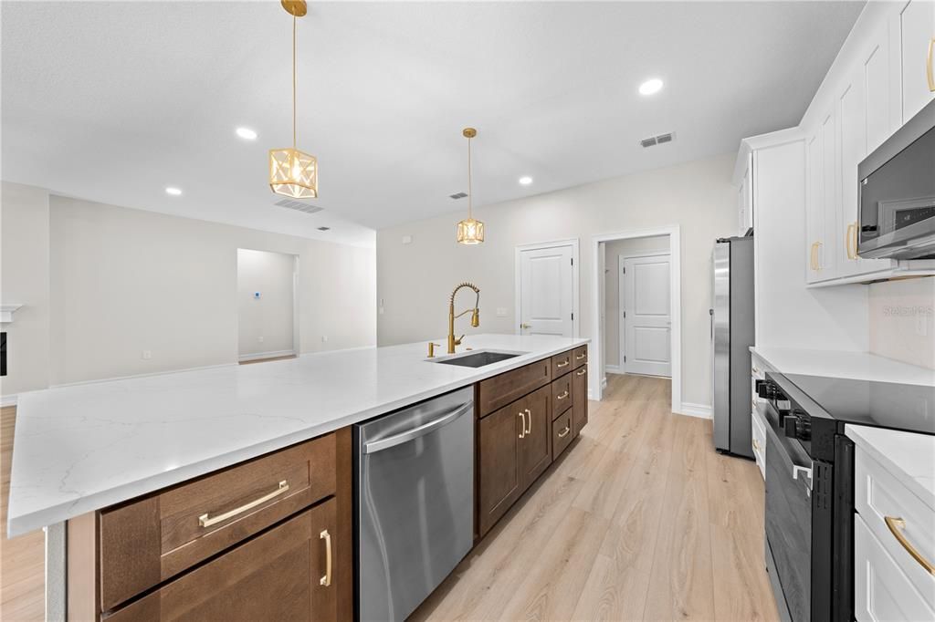 Под контрактом: $455,000 (4 спален, 2 ванн, 2027 Квадратных фут)