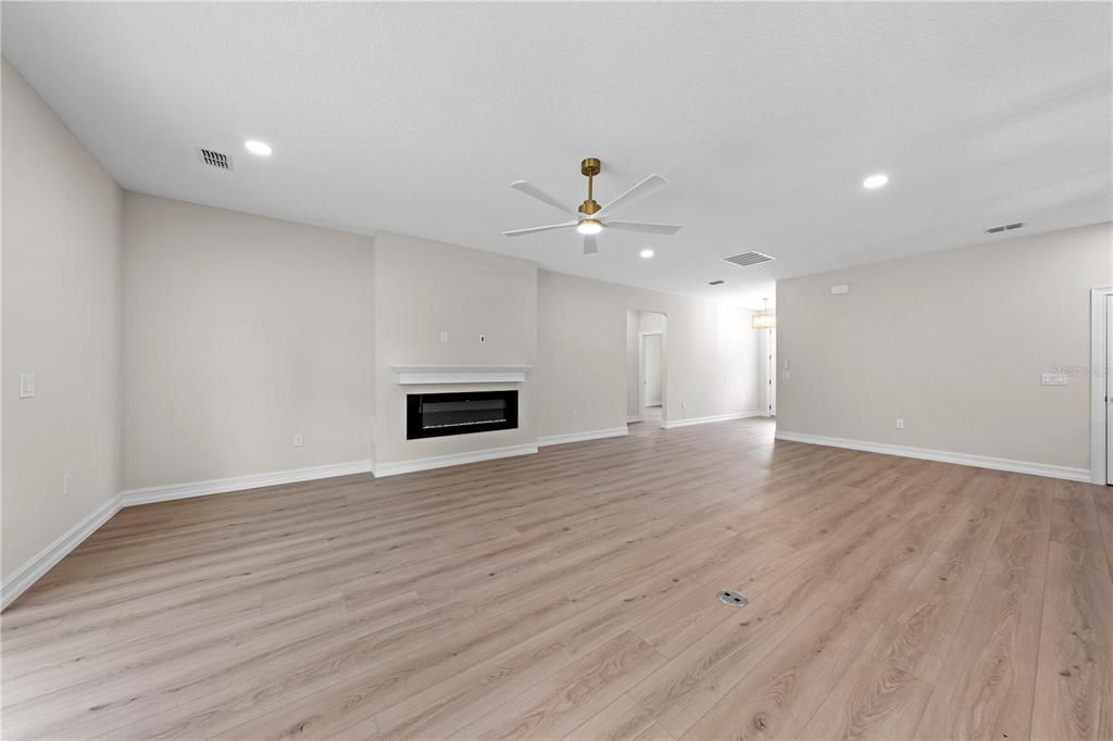 Под контрактом: $455,000 (4 спален, 2 ванн, 2027 Квадратных фут)