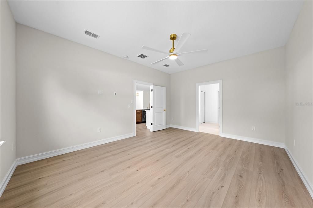 Под контрактом: $455,000 (4 спален, 2 ванн, 2027 Квадратных фут)