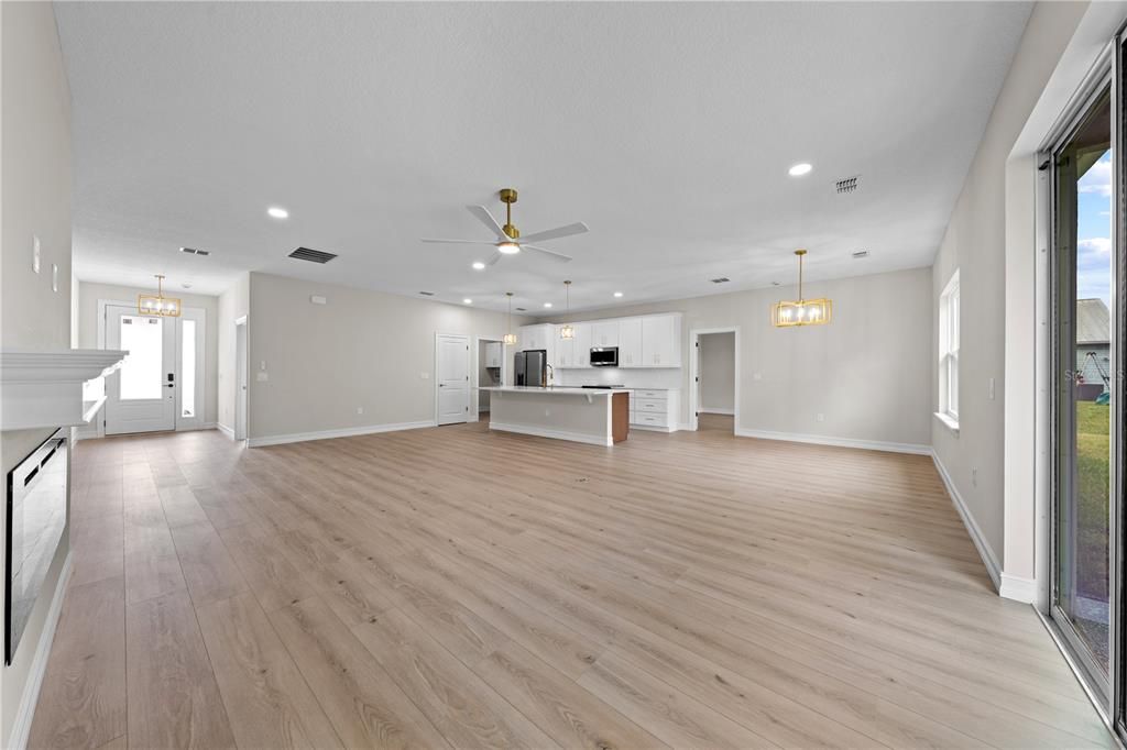 Под контрактом: $455,000 (4 спален, 2 ванн, 2027 Квадратных фут)