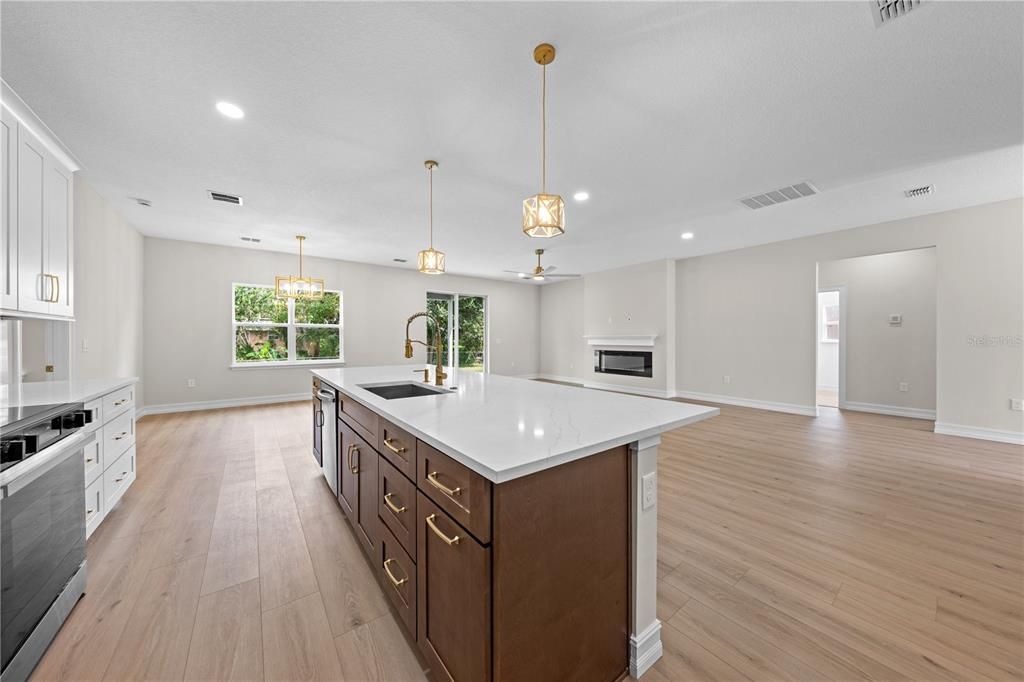 Под контрактом: $455,000 (4 спален, 2 ванн, 2027 Квадратных фут)