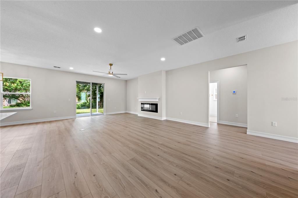 Под контрактом: $455,000 (4 спален, 2 ванн, 2027 Квадратных фут)