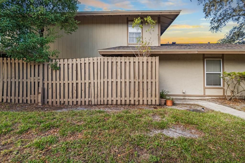 待售: $225,000 (2 贝兹, 1 浴室, 1056 平方英尺)