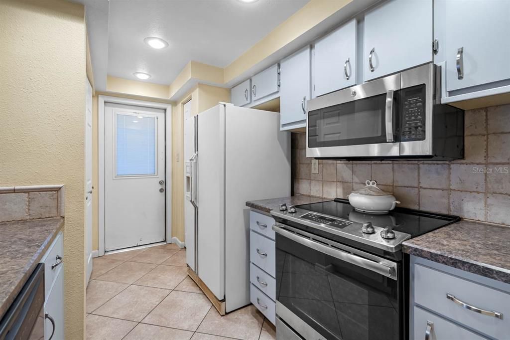 待售: $225,000 (2 贝兹, 1 浴室, 1056 平方英尺)