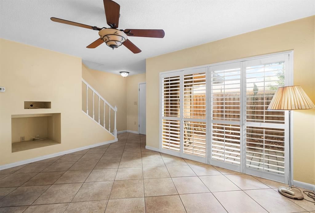 待售: $225,000 (2 贝兹, 1 浴室, 1056 平方英尺)