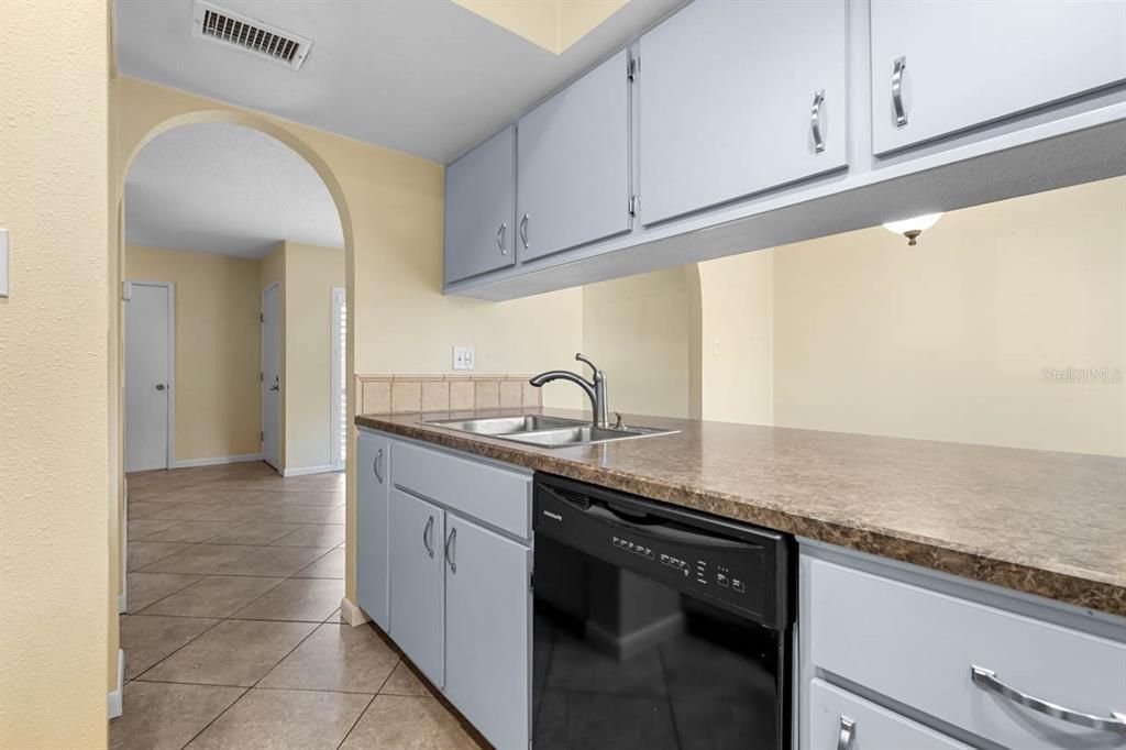 待售: $225,000 (2 贝兹, 1 浴室, 1056 平方英尺)