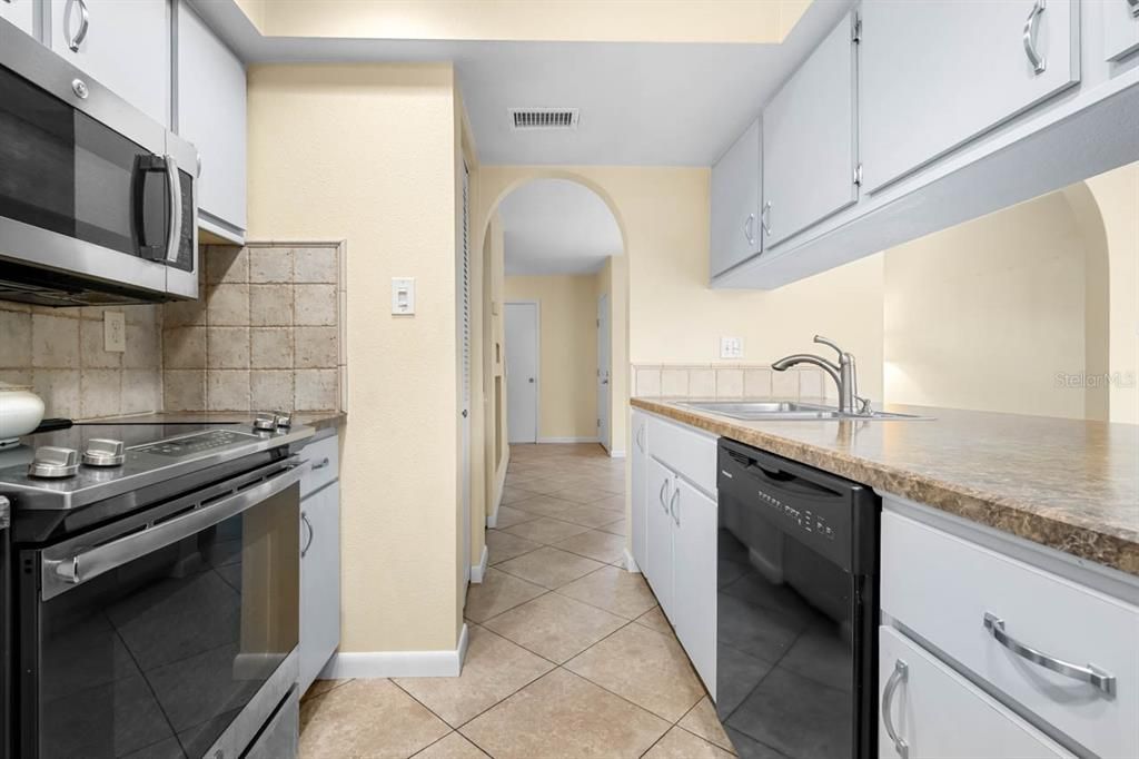 待售: $225,000 (2 贝兹, 1 浴室, 1056 平方英尺)