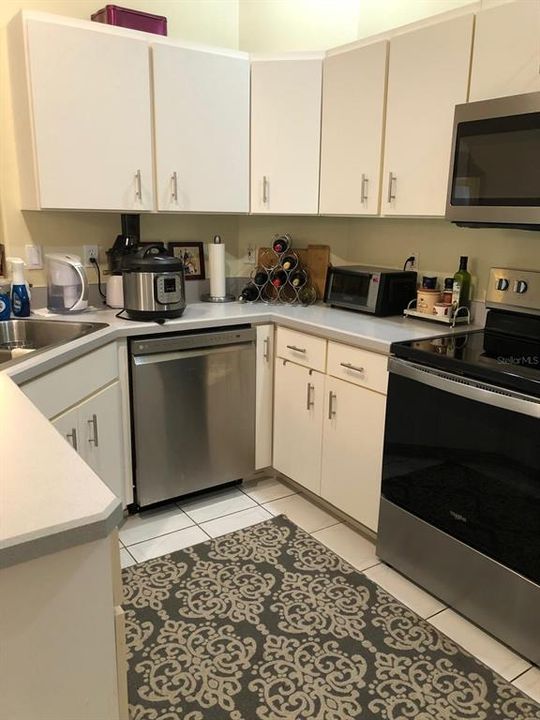 Под контрактом: $318,900 (3 спален, 2 ванн, 1658 Квадратных фут)