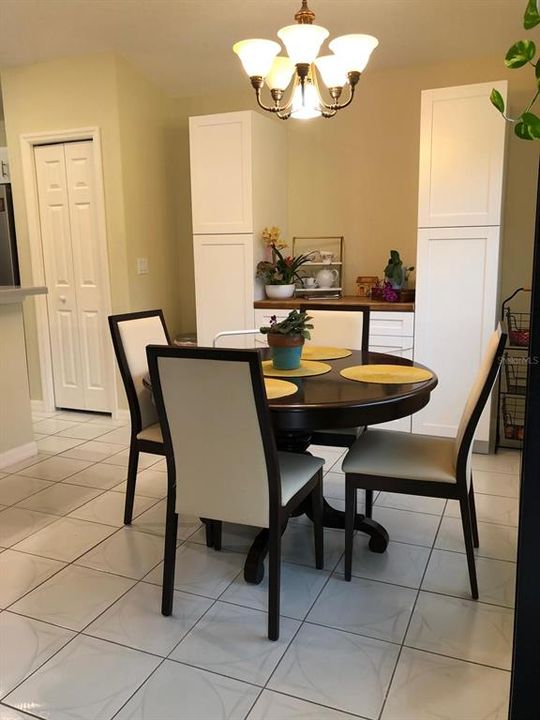 Под контрактом: $318,900 (3 спален, 2 ванн, 1658 Квадратных фут)