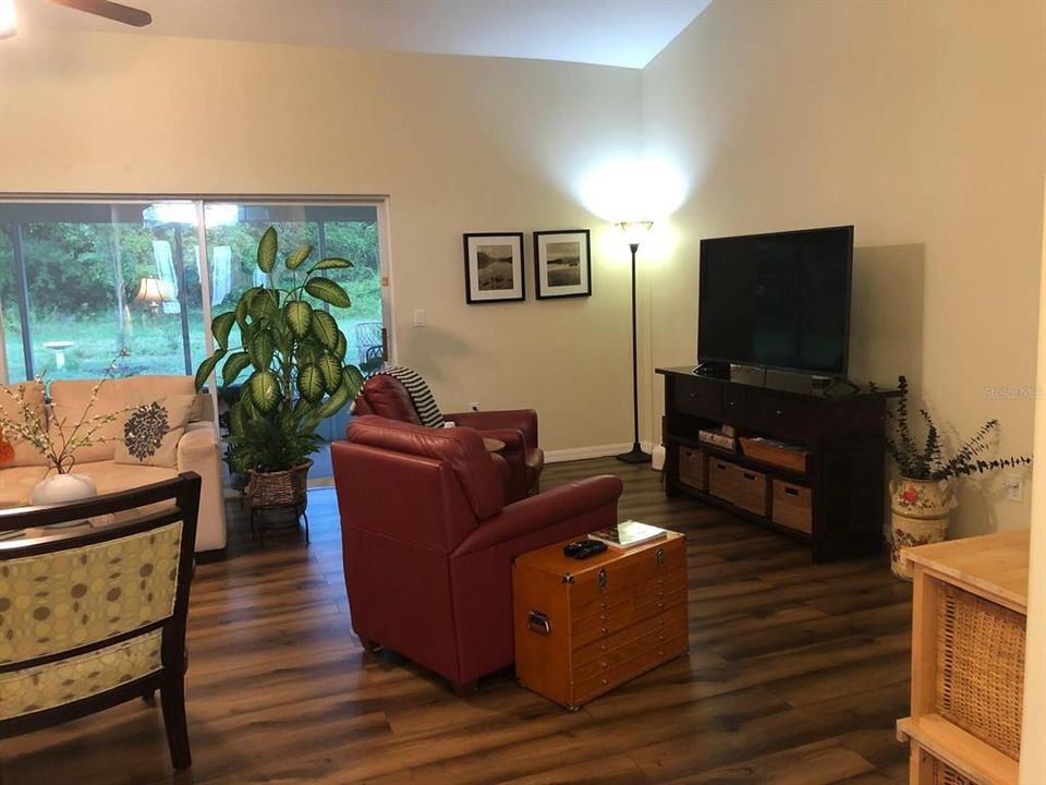 Под контрактом: $318,900 (3 спален, 2 ванн, 1658 Квадратных фут)