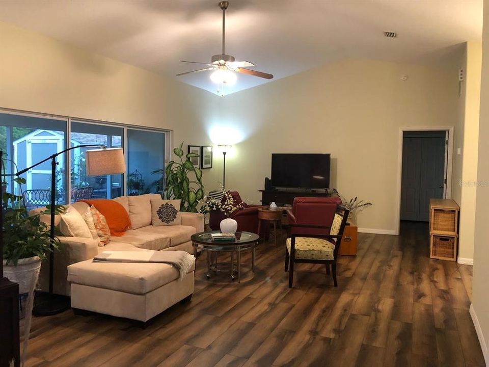 Под контрактом: $318,900 (3 спален, 2 ванн, 1658 Квадратных фут)