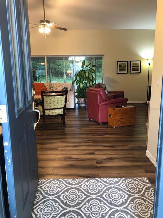 Под контрактом: $318,900 (3 спален, 2 ванн, 1658 Квадратных фут)