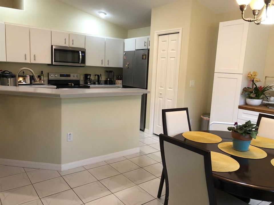 Под контрактом: $318,900 (3 спален, 2 ванн, 1658 Квадратных фут)