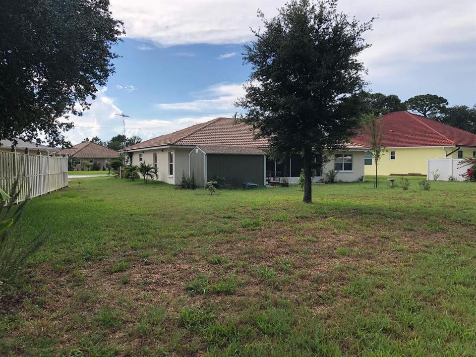 Под контрактом: $318,900 (3 спален, 2 ванн, 1658 Квадратных фут)