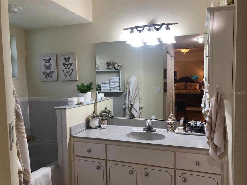 Под контрактом: $318,900 (3 спален, 2 ванн, 1658 Квадратных фут)