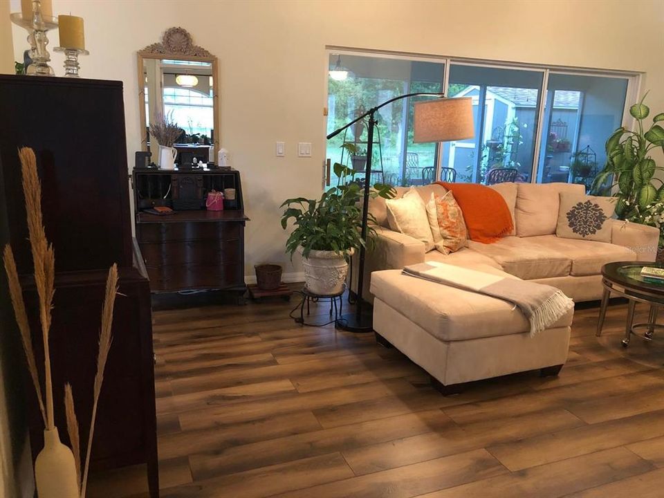 Под контрактом: $318,900 (3 спален, 2 ванн, 1658 Квадратных фут)