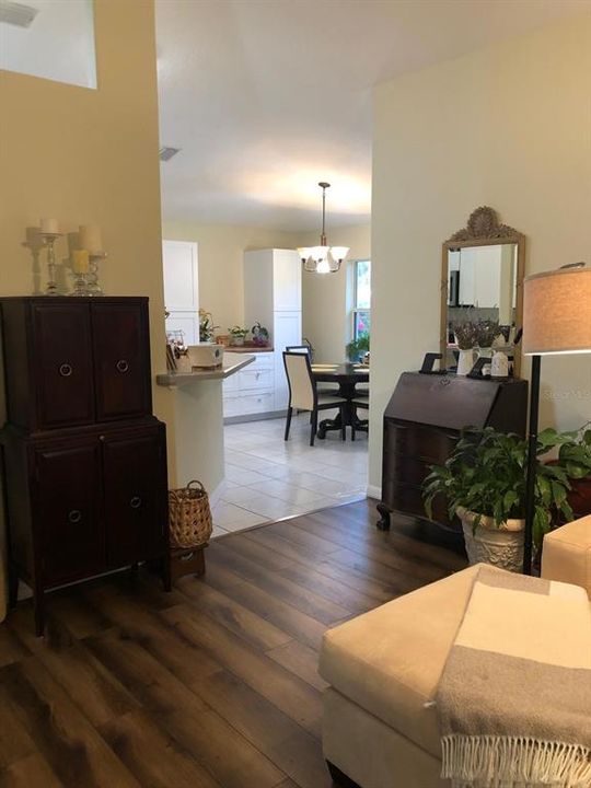 Под контрактом: $318,900 (3 спален, 2 ванн, 1658 Квадратных фут)