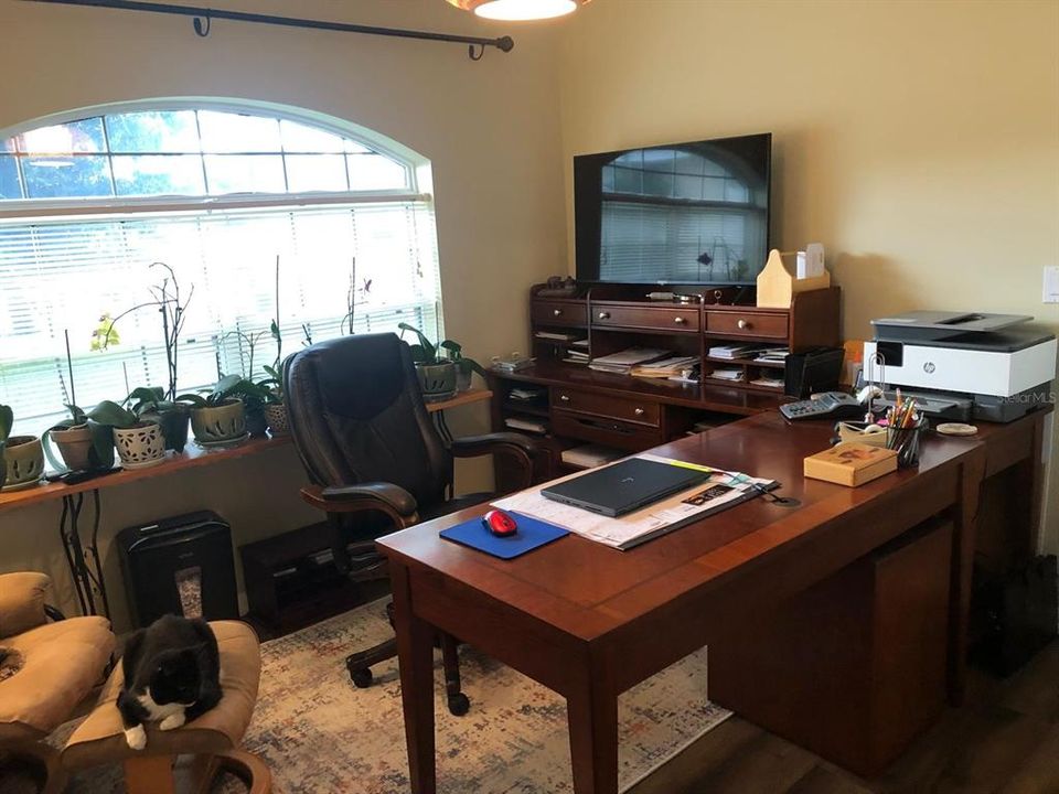 Под контрактом: $318,900 (3 спален, 2 ванн, 1658 Квадратных фут)