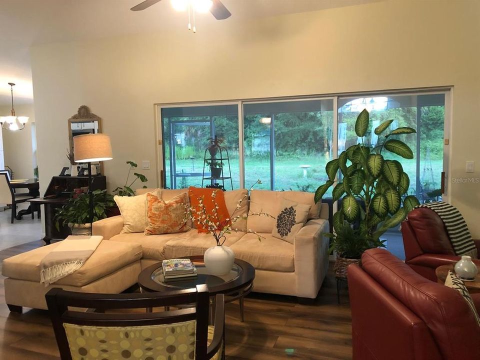 Под контрактом: $318,900 (3 спален, 2 ванн, 1658 Квадратных фут)