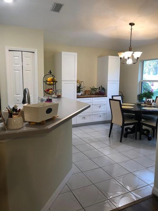 Под контрактом: $318,900 (3 спален, 2 ванн, 1658 Квадратных фут)