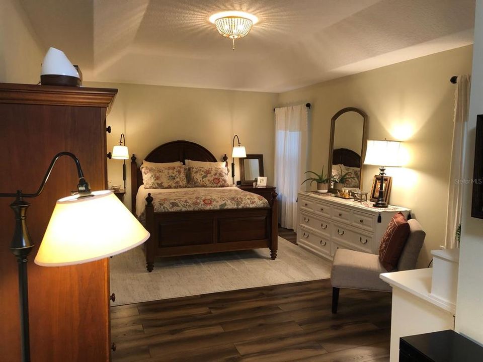 Под контрактом: $318,900 (3 спален, 2 ванн, 1658 Квадратных фут)