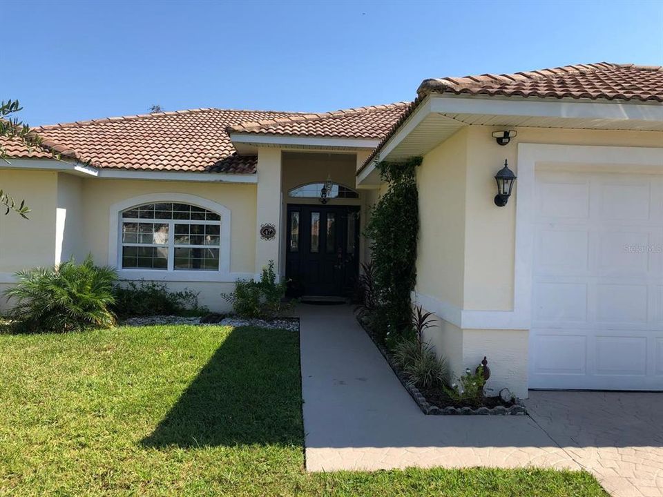 Под контрактом: $318,900 (3 спален, 2 ванн, 1658 Квадратных фут)