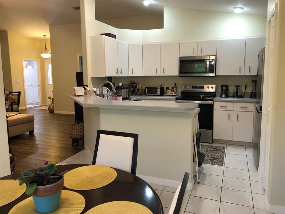 Под контрактом: $318,900 (3 спален, 2 ванн, 1658 Квадратных фут)