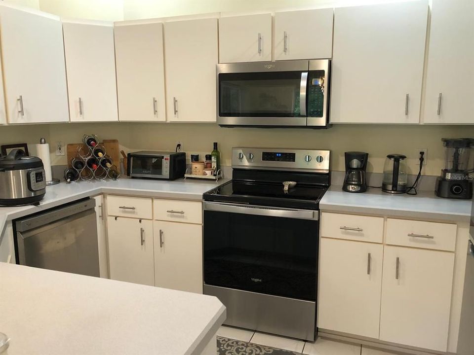 Под контрактом: $318,900 (3 спален, 2 ванн, 1658 Квадратных фут)